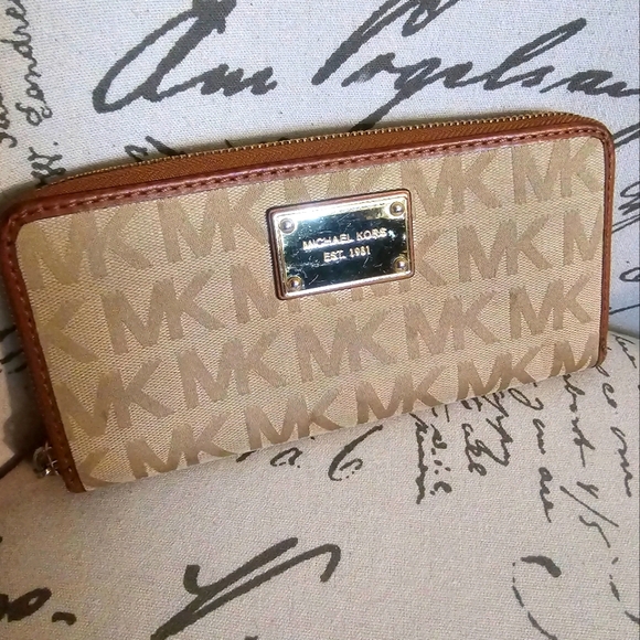 MICHAEL KORS Large Zip Around Wallet GUC - Picture 1 of 15